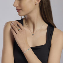 Carica l'immagine nel visualizzatore di Gallery, Girocollo Mabina in argento con smeraldo sintetico ovale COOL OR RÉTRO?