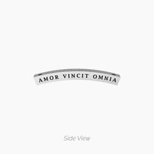 Carica l'immagine nel visualizzatore di Gallery, Coppia di bracciali con catena e frase amor vincit omnia