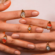 Carica l'immagine nel visualizzatore di Gallery, ANELLO CHEVALIER CON CUORE - SMALTO E FOGLIA ORO (+varianti)