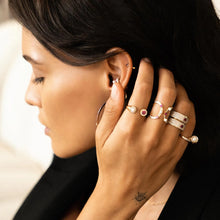 Carica l'immagine nel visualizzatore di Gallery, ANELLO RIGIDO CONTRARIÈ PERLA E ZIRCONI - GALACTICA