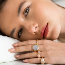 Carica l'immagine nel visualizzatore di Gallery, ANELLO SCUDO PAVÈ