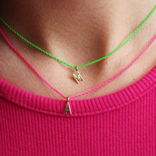 Carica l'immagine nel visualizzatore di Gallery, GIROCOLLO LETTERA VERDE FLUO - ORO18KT