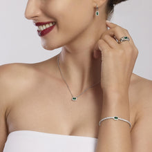 Carica l'immagine nel visualizzatore di Gallery, Collana con smeraldo sintetico COOL OR RÉTRO? Mabina