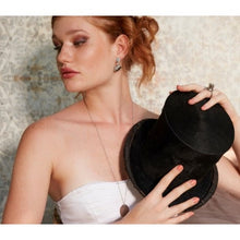 Carica l'immagine nel visualizzatore di Gallery, Orecchini "Tutti i migliori sono matti"