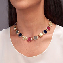 Carica l'immagine nel visualizzatore di Gallery, Collana gioiello girocollo Caramelle Reverse con saponette quadrate, paste vitree grigio perla, rosso fucsia e blu satinato taglio antico due reverse pavè grandi