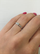 Carica l'immagine nel visualizzatore di Gallery, Solitario in oro bianco con diamanti ANVERSA