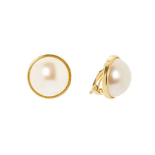 Carica l'immagine nel visualizzatore di Gallery, Orecchini SODINI cabochon perla Eve - Oro e bianco
