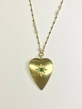 Carica l'immagine nel visualizzatore di Gallery, Collana Sacramore argento con cuore pendente e smeraldo
