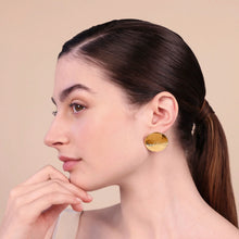 Carica l'immagine nel visualizzatore di Gallery, Orecchini ETRUSCA a lobo con disco martrellato
