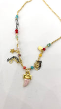 Carica l&#39;immagine nel visualizzatore di Gallery, Collana Sacramore argento dorato con zanna rosa e pendenti
