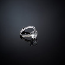 Carica l&#39;immagine nel visualizzatore di Gallery, Anello Crystal first love white zirconia
